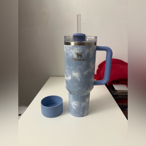 EUC Stanley 40 oz Tumbler in Ocean Tie Dye - Picture 2 of 10